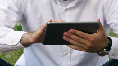 Tablet cihazı açık kullanarak işadamı adam el