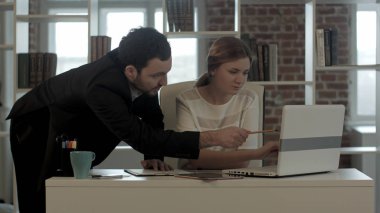 veri tartışmaya veya planlama iki iş adamları iş