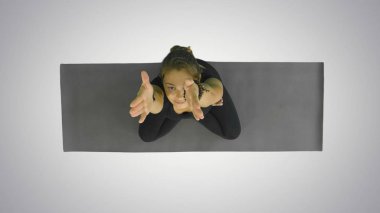 Çalışma dışarı, avuç içi Namaste, meditasyon, nefes, beyaz arka plan üzerinde rahatlatıcı ile lotus pozisyonda oturan çekici genç kadın portresi