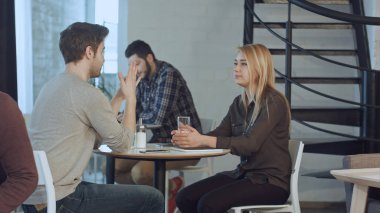 Genç çift ilk birlikte kafede buluşacağım