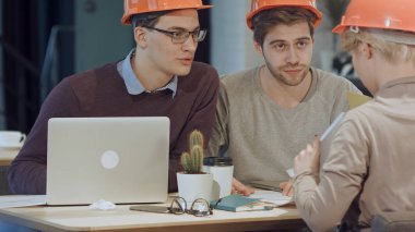 office inşaat projesi üzerinde çalışan mimarlar