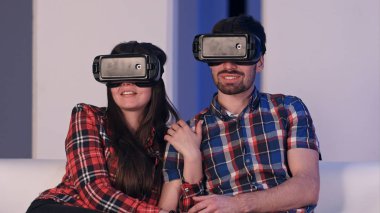 Genç çift kanepede oturan film izlerken vr kulaklık rahat