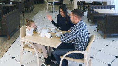 Kızgın anne kızı ve kocası kafede suçluyorsun. Kulaklarını kapatma Littke kız.