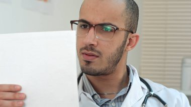 Ciddi doktor önemli tıbbi analiz kontrol