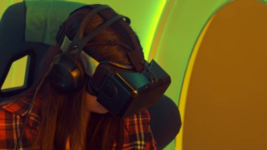 Sanal gerçeklik cazibe zevk heyecanlı kız