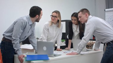 Genç ofis arkadaşları meşgul toplantısı