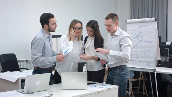 Equipo empresarial joven que trabaja en la oficina — Foto de Stock