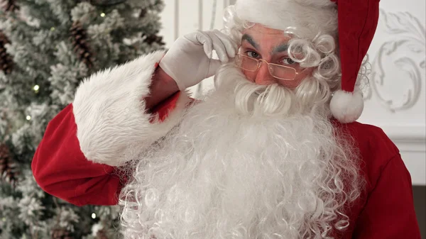 Santa Claus poserar för fotot och inser han filmas — Stockfoto