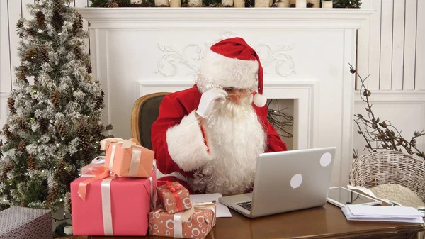 Modern Noel Baba onun laptop çalışma ve hazırlık sunar — Stok fotoğraf