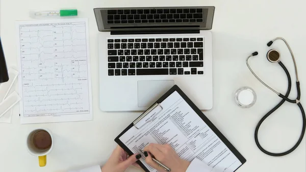 Kadın doktor eller tıbbi geçmişi formu doldurma