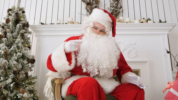 Santa señalando con el dedo a la cámara y mirando a popa —  Fotos de Stock