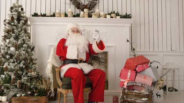 Санта-Клауса, приймаючи веселого selfies на своєму телефоні — стокове фото