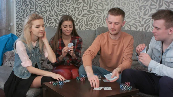 Amigos estão jogando poker, negociando as cartas e apostando — Fotografia de Stock