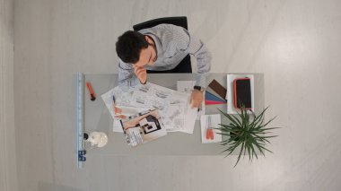 Timelapse İnşaat tasarım ekibi toplantı planlama kavramı beyin fırtınası. Üstten görünüm