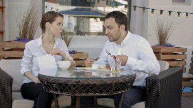 Gelir tarifleri sayma iki Cafe Yöneticisi