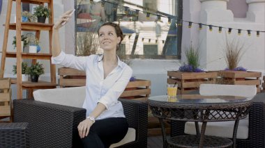 Kendi kendine portre onun cep telefonu, açık havada alarak çekici genç kadın