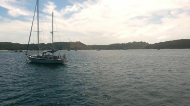 Helikopter uçmak rock yakınındaki bir koyda demirlemiş yat üzerinde