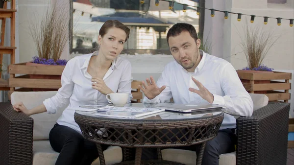 Journalistenpaar im Café vor laufender Kamera — Stockfoto