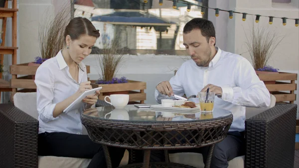 Travailler ensemble sur un projet. Partenaires commerciaux ayant une conversation dans un café — Photo