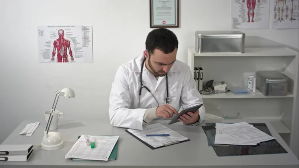 Lavoro medico maschile utilizzando gadget tablet — Foto Stock