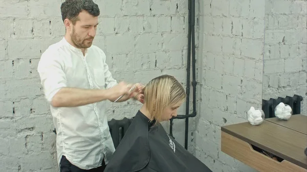 Gelukkig jonge vrouw en kapper maken haar styling op salon — Stockfoto