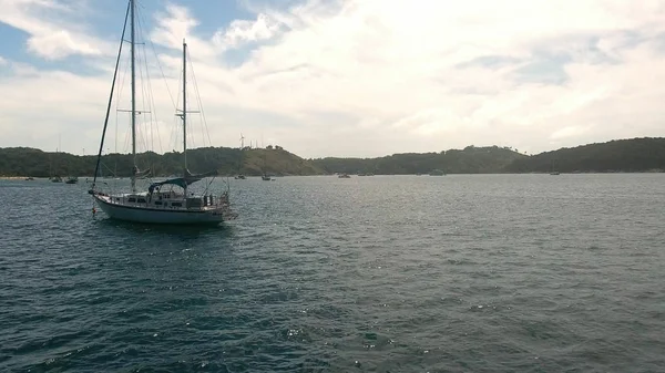 Helikopter uçmak rock yakınındaki bir koyda demirlemiş yat üzerinde