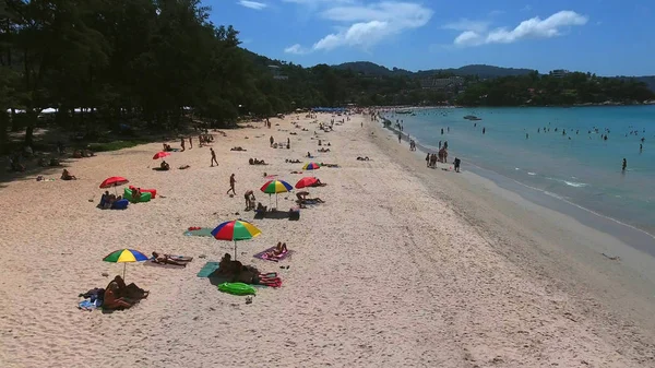 PHUKET, THAILAND - 20 JAN 2017: Copter fly over beach full of people at day time — Stock Photo, Image