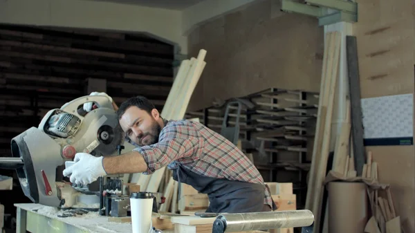 Trabajador sonriente con barba hace una selfie usando su teléfono inteligente . — Foto de Stock