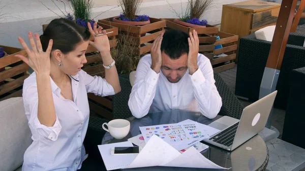 Jóvenes empresarios conflicto problema trabajando en el proyecto en equipo juntos, empresarios y mujeres argumento serio el diagrama financiero, gráfico, gráficos de negocios, empresarios reunión en la cafetería — Foto de Stock