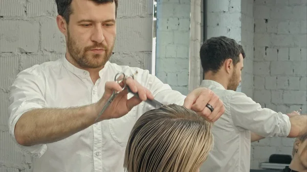 Cabeleireiro corte de cabelo no salão de close-up — Fotografia de Stock