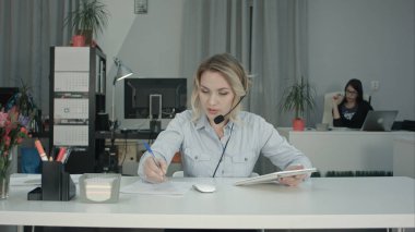 Notlar ve müşteriyle konuşurken tablet kullanarak verimli arama işleç