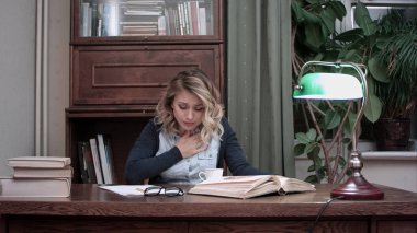 Meşgul genç kadın yapım notları çalışma ve Kahve içtikten sonra boğulma