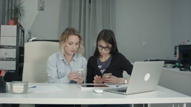 Genç stajyer Gözlükte mobil app nasıl gösteren üst düzey Yöneticisi