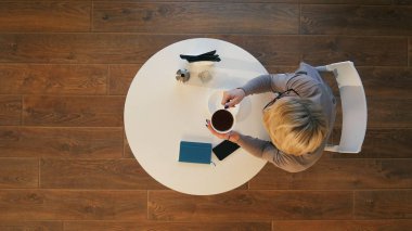 Hoş kadın sabah kafede kahve içme