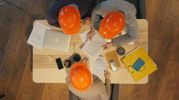 Arquiteto engenheiro conhecer pessoas brainstorming — Fotografia de Stock