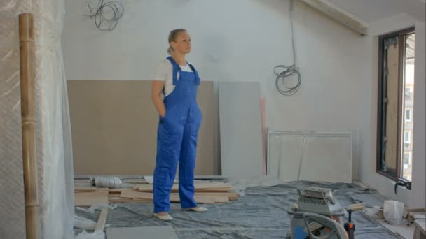 Ingenieur vrouw aan het werk op bouwplaats — Stockvideo