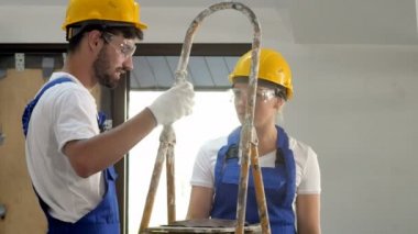İnşaat site takım veya mimar ve tartışma daire evde kask ile Oluşturucu