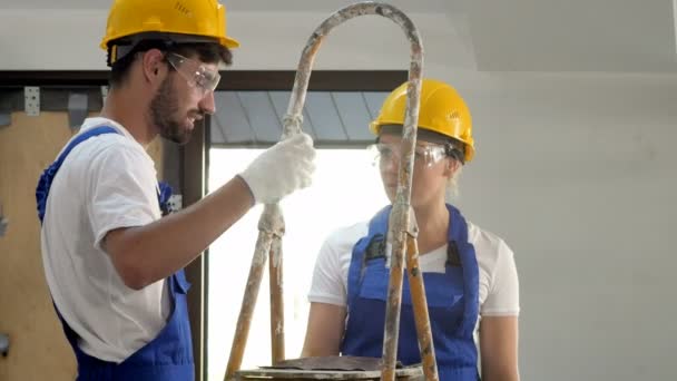 Équipe de chantier ou architecte et constructeur avec casques discutant à l'immeuble — Video