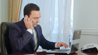 Onun masa başında çalışan bir genç çekici işadamı bir telefon alır, gösterimler, kahve içme yapar