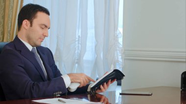 Kendine güvenen genç işadamı haber sabit hat telefon görüşmesi ofisinde konuşmak