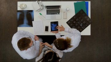 Erkek doktor tıbbi ekibine tablet Xray gösterilen