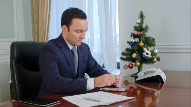 Hayal kırıklığına uğramış genç işadamı para Noel'den önce sayar.