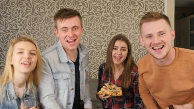 Mutlu Doğum günü kendi arkadaşıyla bir kamera için öğrenciler tebrik