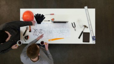 Kahve içme planları tartışmak iki erkek mimarlar