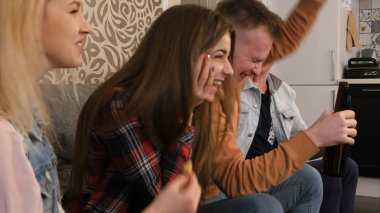 Öğrencilerin evde bir oyun izlerken, kendi takımı için tezahürat ve başarılı bir oyun kutluyor