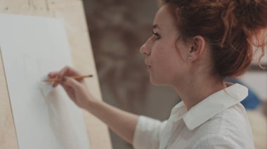 Sanatçı atölye boş tuval üzerine Eskizler yapım genç kadın ressam