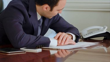 Yorgun işadamı telefon görüşmesi ve cevap tarafından awakened