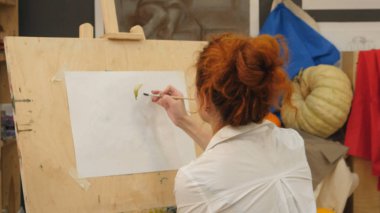 Studio suluboya resim üzerinde çalışan kadın sanatçı