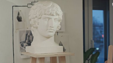 Beyaz sıva büstü heykel Sanat stüdyosu genç bir adam portresi