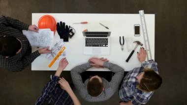 Laptop arıyorum ve ekibine konuşan bardaklarda ciddi Yöneticisi